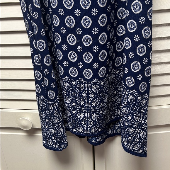 Elegant Navy and White Backless Dress - Picture 5 of 8